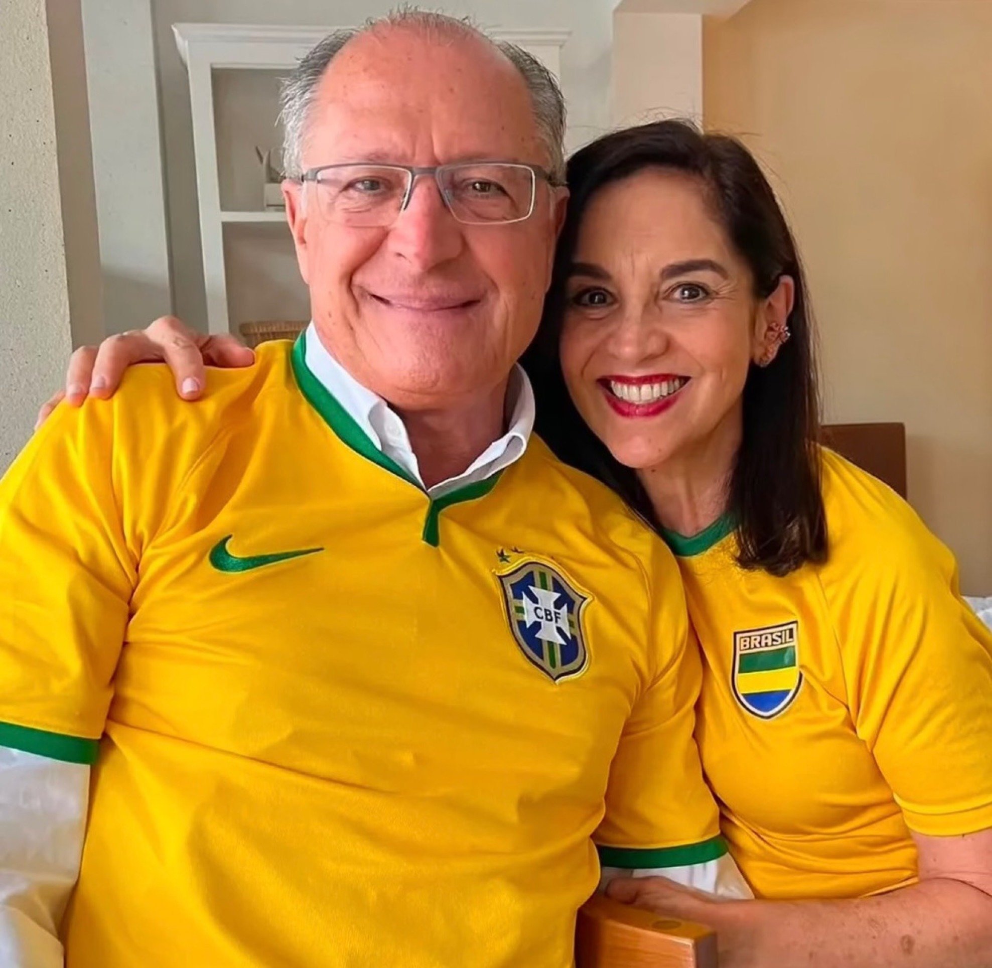 O vice-presidente, ao lado da segunda-dama, integrou a a&ccedil;&atilde;o coletiva que incentivou a substitui&ccedil;&atilde;o do vermelho pelas cores verde e amarela 