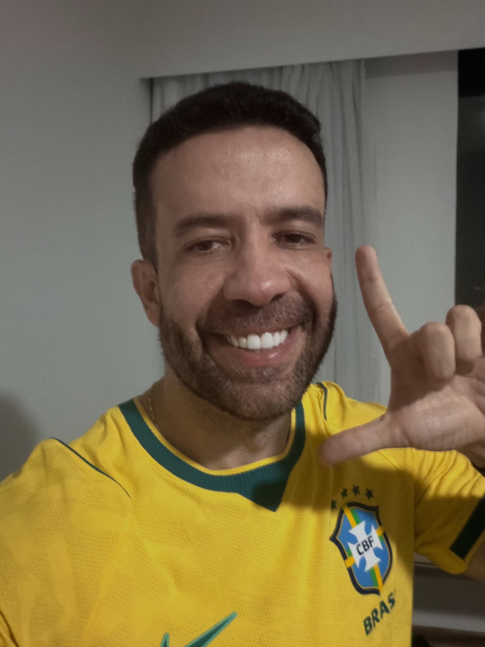 O deputado federal organizou e liderou a mobiliza&ccedil;&atilde;o que orientou o uso de trajes verdes e amarelos pela milit&acirc;ncia