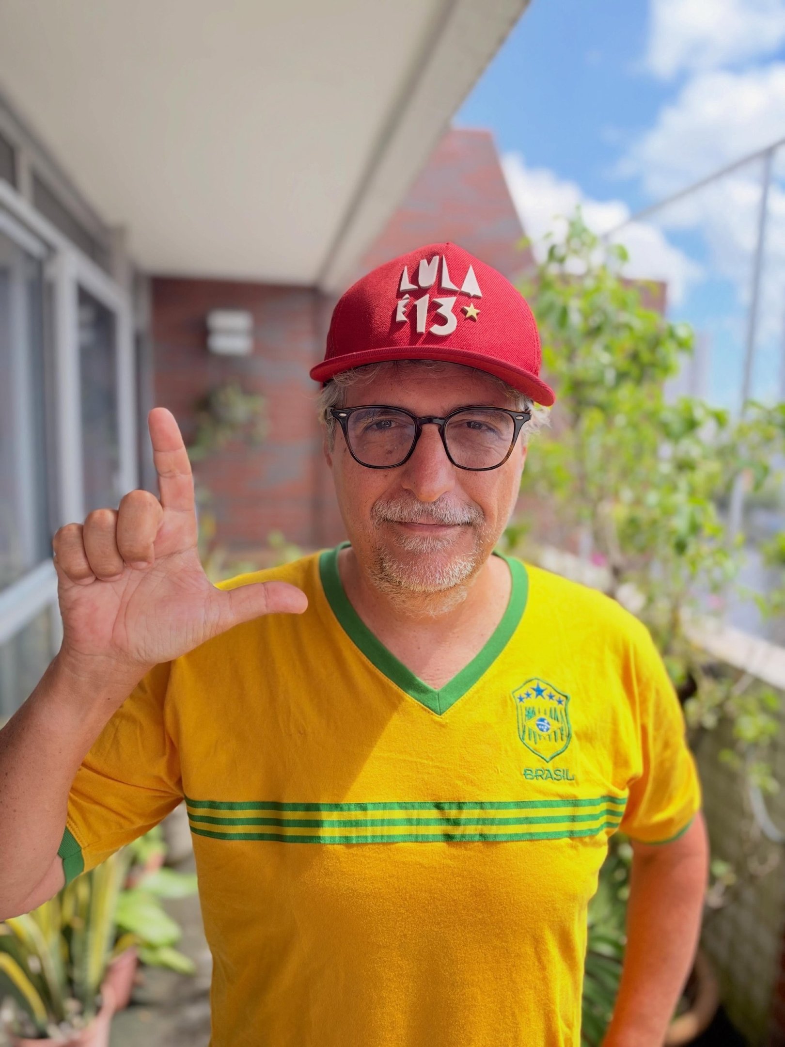 O cineasta indicado ao Oscar somou voz ao protesto contra o uso monopolizado dos s&iacute;mbolos oficiais do pa&iacute;s
