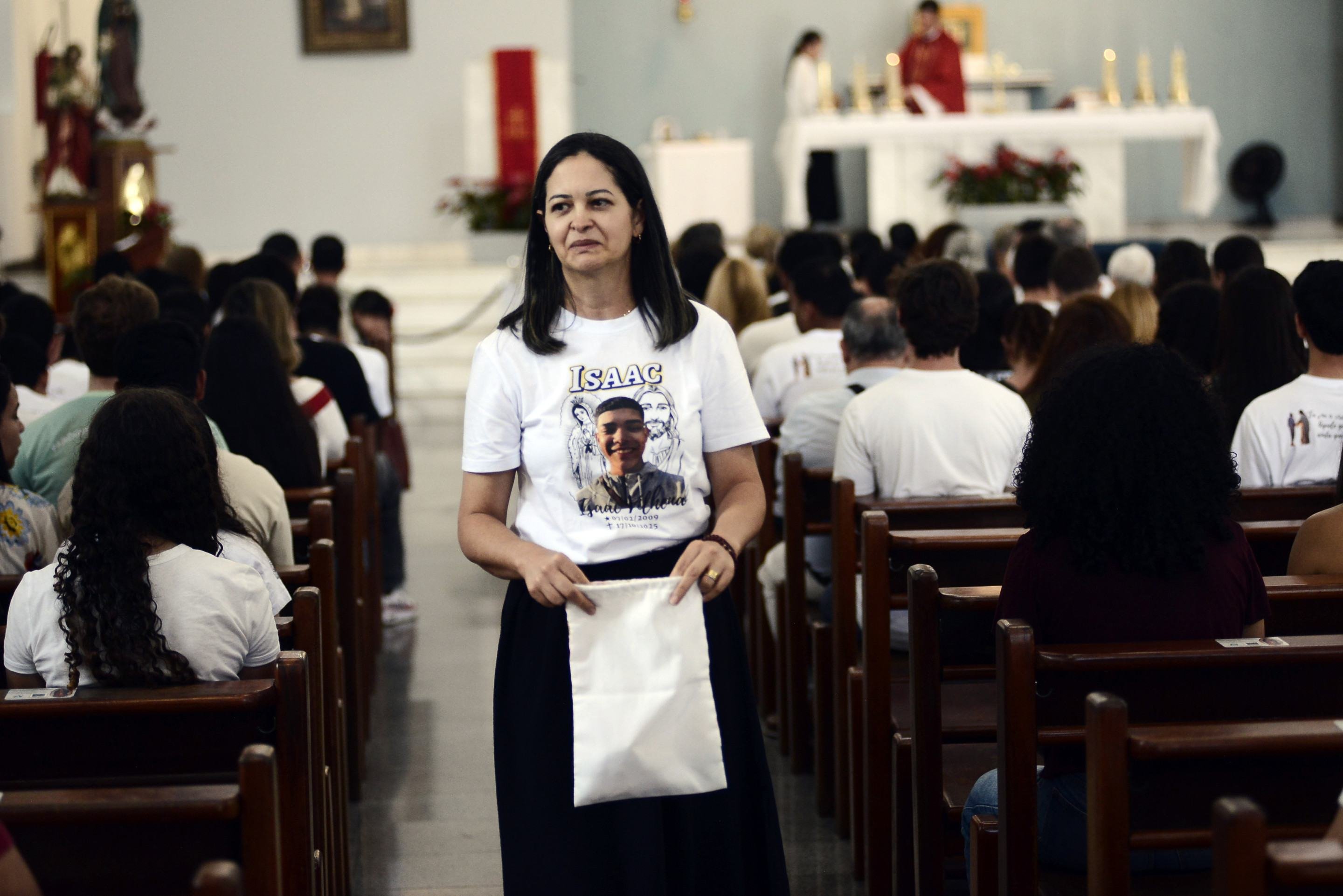  17/10/2026. Cr&eacute;dito: Minervino J&uacute;nior/CB/D.A Press. Brasil.  Brasilia - DF. Missa em homenagem a 1 ano de falecimento do jovem Isaac Vilhena v&iacute;tima de latroc&iacute;nio na entrequadra da 113/112 Sul. M&atilde;e Jane