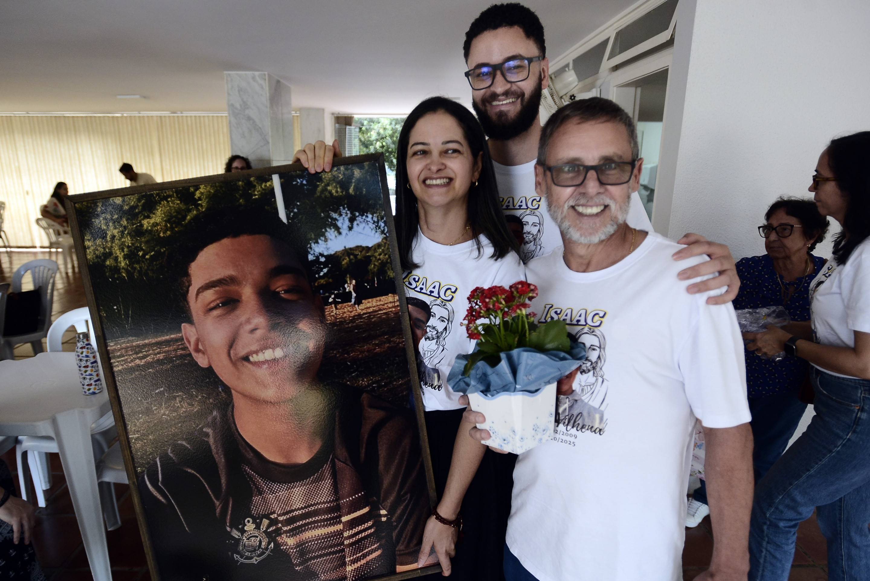  17/10/2026. Cr&eacute;dito: Minervino J&uacute;nior/CB/D.A Press. Brasil.  Brasilia - DF. Missa em homenagem a 1 ano de falecimento do jovem Isaac Vilhena v&iacute;tima de latroc&iacute;nio na entrequadra da 113/112 Sul. Lucas e Jane pais de Isaac e o irm&atilde;o Edson Avelino(barba)