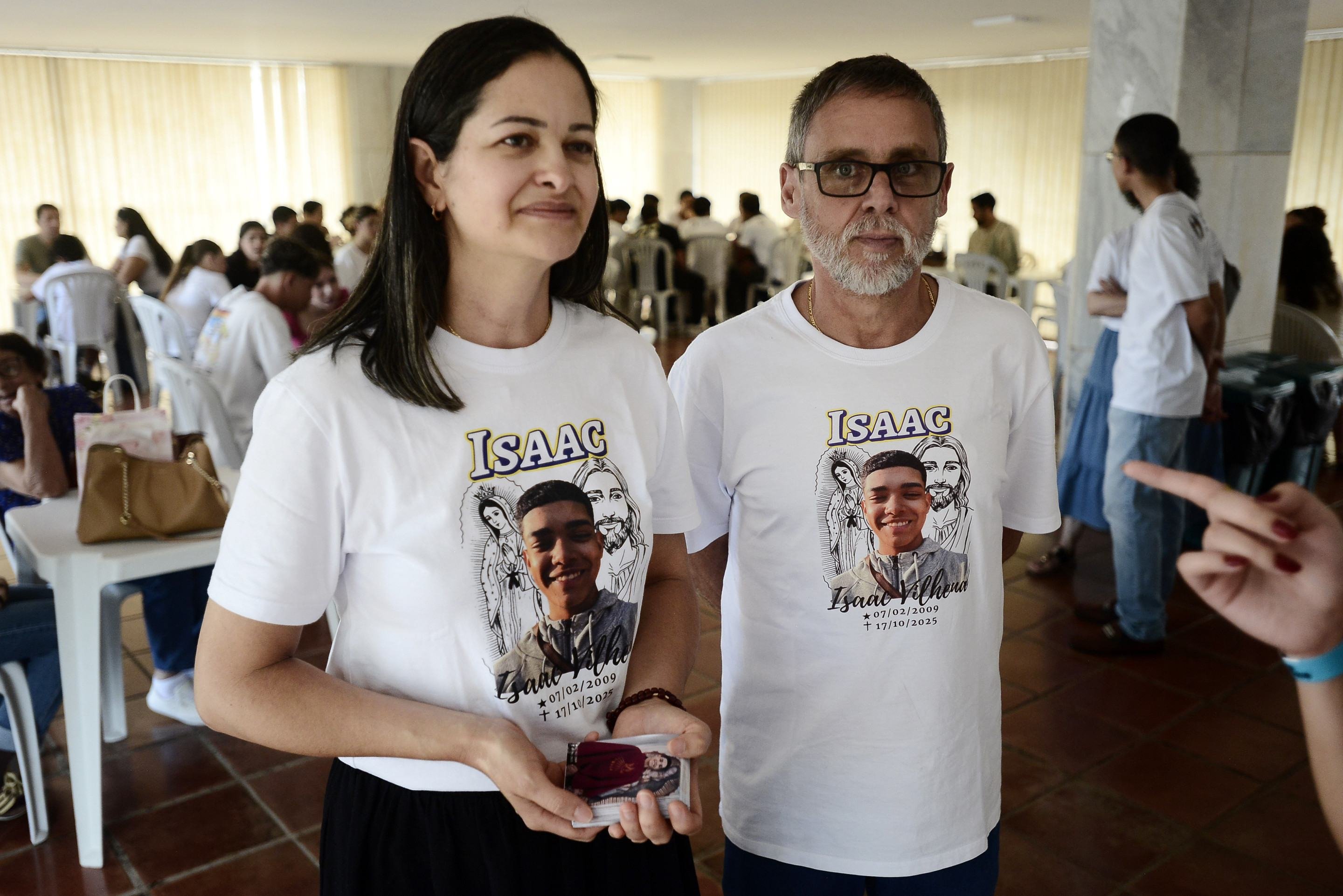  17/10/2026. Cr&eacute;dito: Minervino J&uacute;nior/CB/D.A Press. Brasil.  Brasilia - DF. Missa em homenagem a 1 ano de falecimento do jovem Isaac Vilhena v&iacute;tima de latroc&iacute;nio na entrequadra da 113/112 Sul. Lucas e Jane pais de Isaac