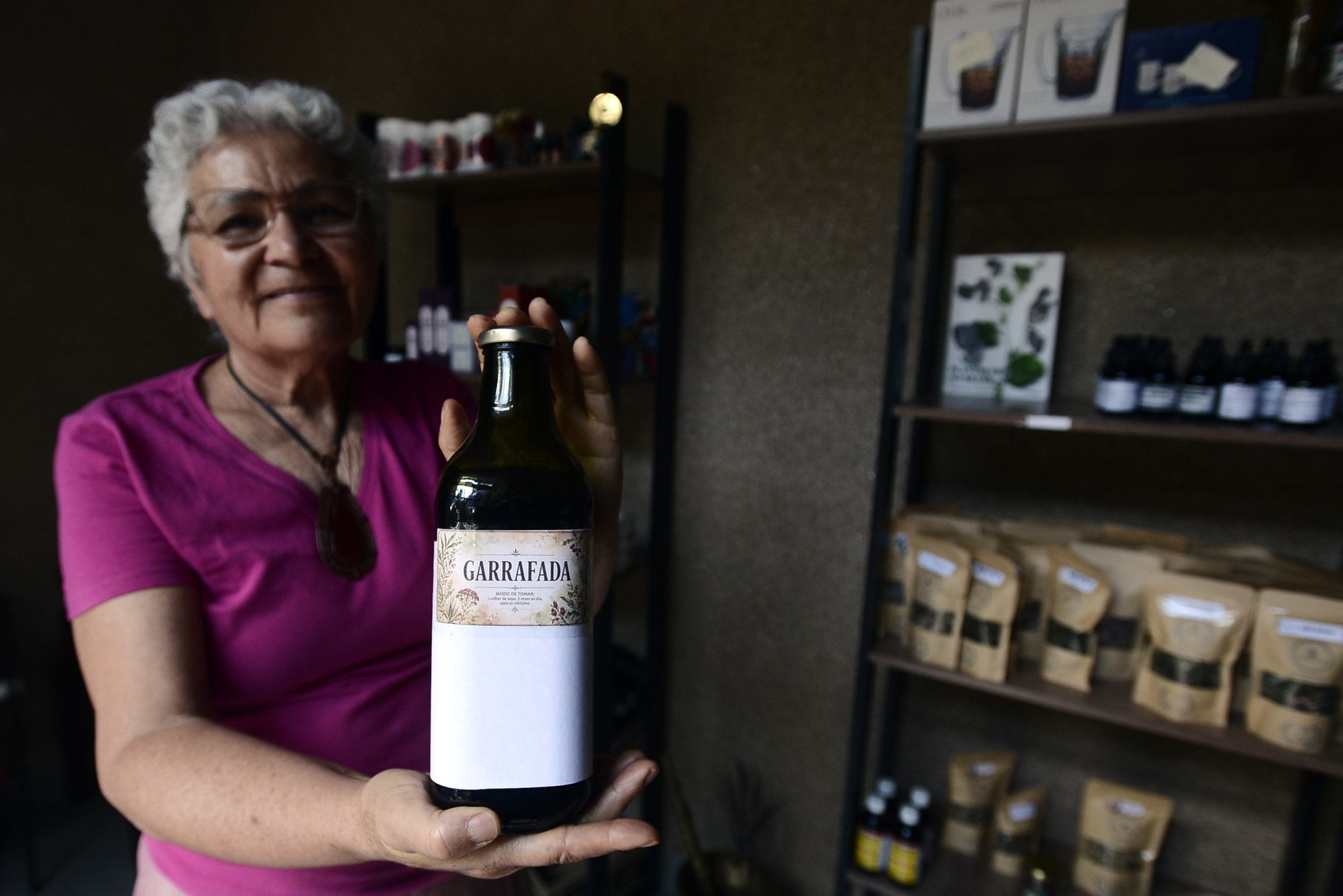 Josefa cultiva plantas medicinais e produz garrafadas, ch&aacute;s e &oacute;leos essenciais