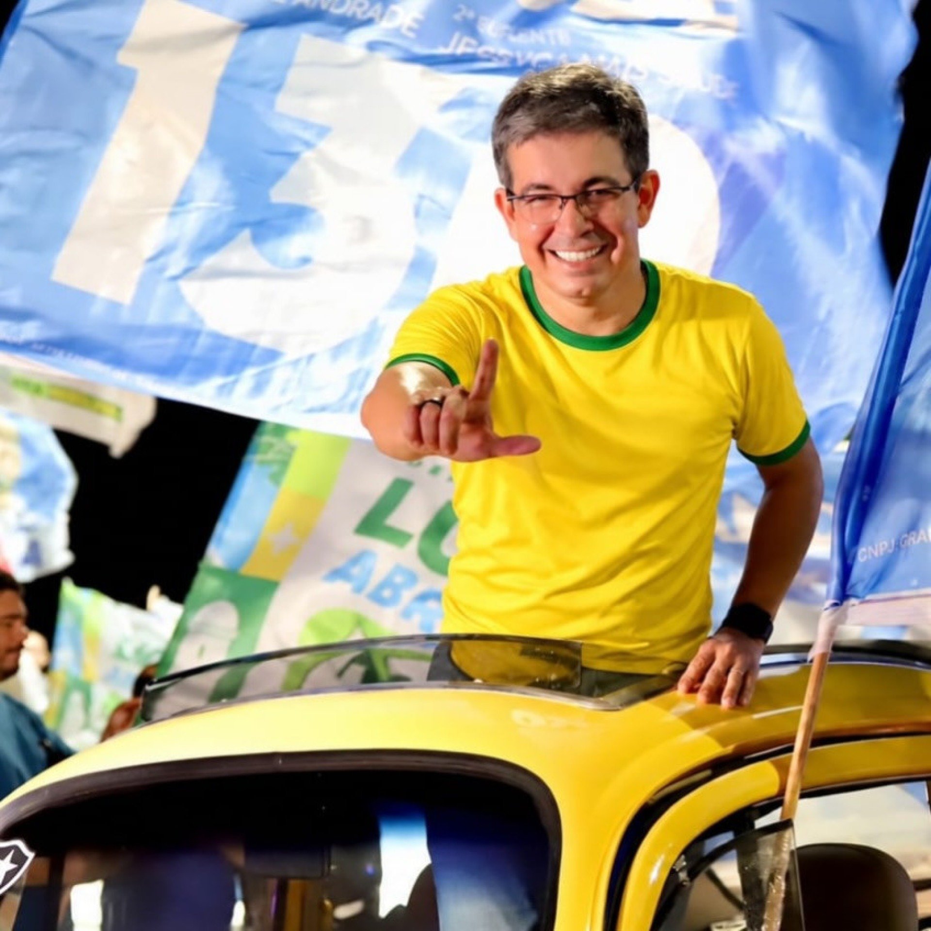 O l&iacute;der do governo no Congresso somou for&ccedil;as &agrave; ofensiva digital para incentivar a milit&acirc;ncia a ocupar as redes sociais com o verde e amarelo na reta final do segundo turno.