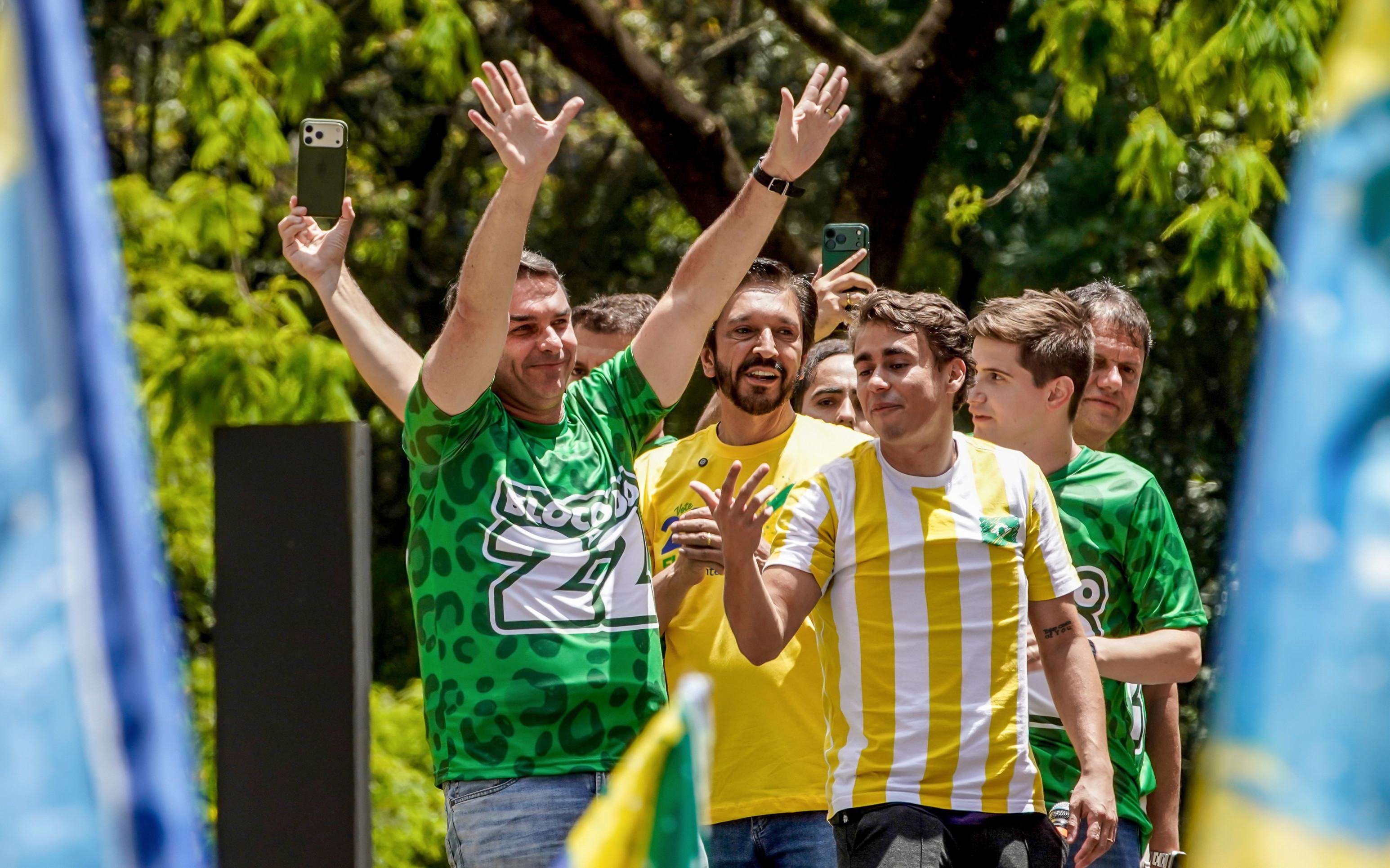 Da esquerda para a direita, o candidato &agrave; Presid&ecirc;ncia da Rep&uacute;blica, senador Fl&aacute;vio Bolsonaro; o prefeito reeleito de S&atilde;o Paulo, Ricardo Nunes; o deputado federal reeleito Nikolas Ferreira; o deputado federal eleito Lucas Pavanato; e o governador reeleito de S&atilde;o Paulo, Tarc&iacute;sio de Freitas durante ato em apoio &agrave; candidatura de Fl&aacute;vio Bolsonaro &agrave; Presid&ecirc;ncia da Rep&uacute;blica re&uacute;ne apoiadores na Avenida Paulista