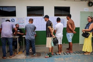 TSE informa que seções podem ser alteradas até mesmo no dia de votação, diante de intempéries e problemas no local -  (crédito: EPA)