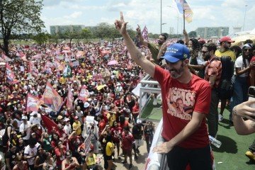 Candidato subiu ao palco ao lado de uma criança e defendeu o fortalecimento de programas sociais e da educação no DF -  (crédito: Minervino Júnior/CB/D.A Press)