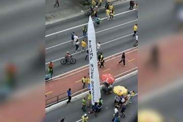 Na imagem, o míssil com a mensagem 'Trump Nuke Brasil' -  (crédito: Reprodução)