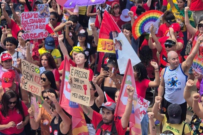 Ato em Brasília reuniu manifestantes sob forte calor em protesto organizado pelo DCE da UnB e pela UNE