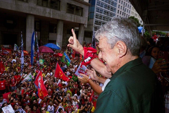 Discurso de Chico Buarque na Candelária enfatizou a defesa da democracia e o apoio à reeleição do presidente Lula