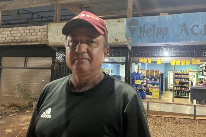 Natanael Sousa, dono de um mercado em frente a um grande buraco, afirma que a situação prejudica seu comércio
