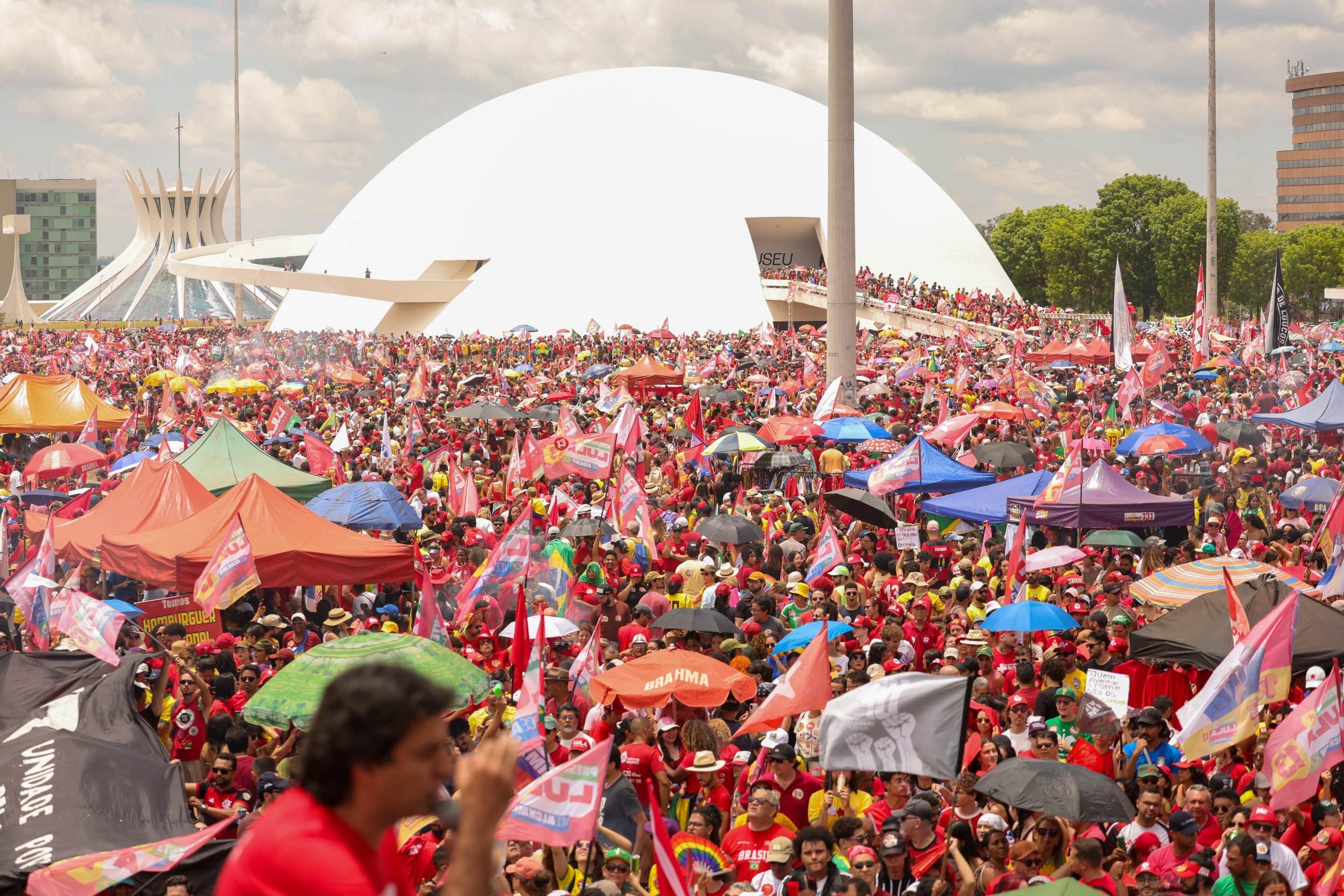 Atos com artistas e estudantes reforçam campanha de Lula pelo país neste domingo