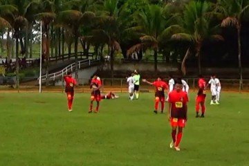 Nelson Louzeiro é amarelado após cometer pênalti na vitória do União contra o Candango no torneio sub-17 - (crédito: Reprodução/YouTube) Nelson Louzeiro é amarelado após cometer pênalti na vitória do União contra o Candango no torneio sub-17 - (crédito: Reprodução/YouTube)