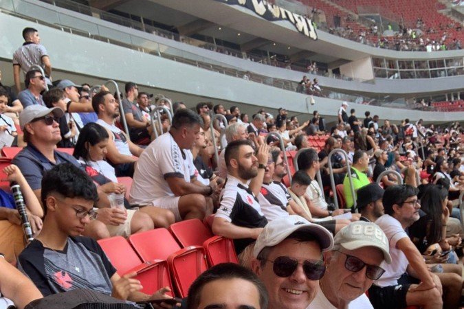 Felipe Farias (ao centro), torcedor do Vasco