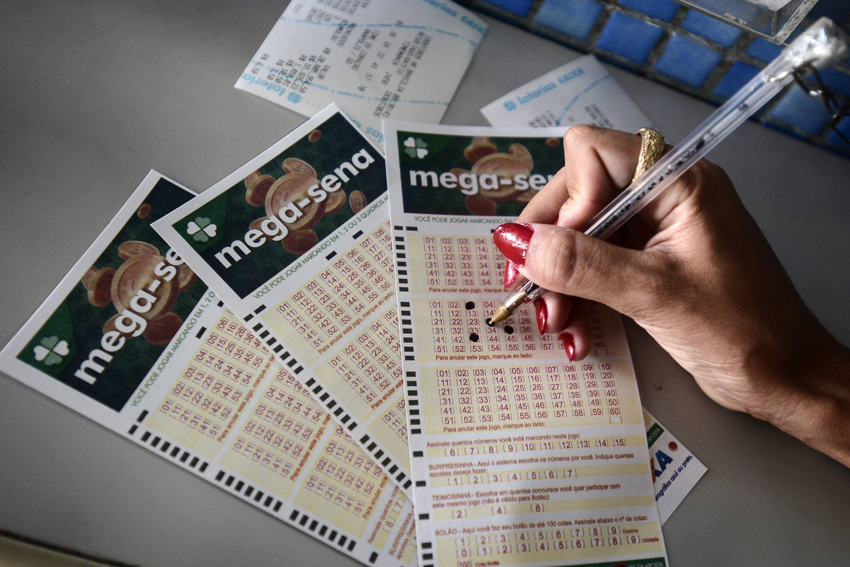 A aposta simples da Mega-Sena, com seis dezenas, custa R$ 6