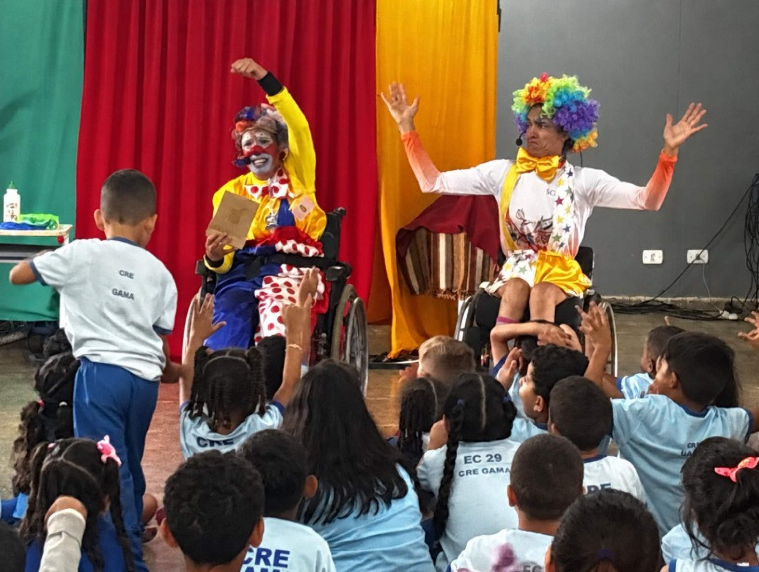 Projeto leva espetáculo de palhaçaria inclusiva para escolas da rede pública 