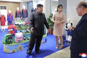 Kim Ju-ae vem comparecendo a eventos importantes ao lado de seu pai, Kim Jong Un, desde 2022 - (crédito: EPA) Kim Ju-ae vem comparecendo a eventos importantes ao lado de seu pai, Kim Jong Un, desde 2022 - (crédito: EPA)