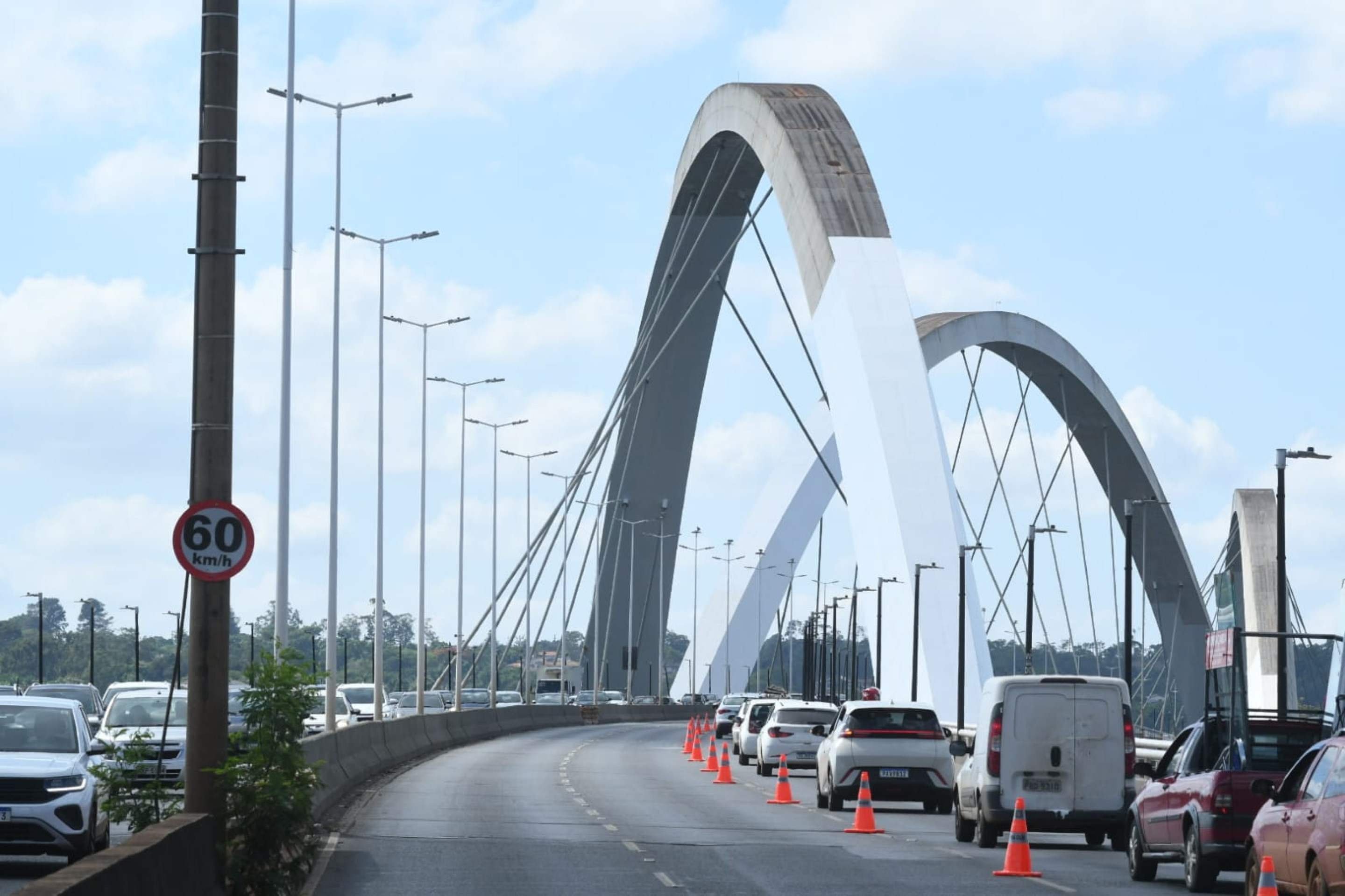 Primeiro dia de reversão na Ponte JK divide opiniões de motoristas