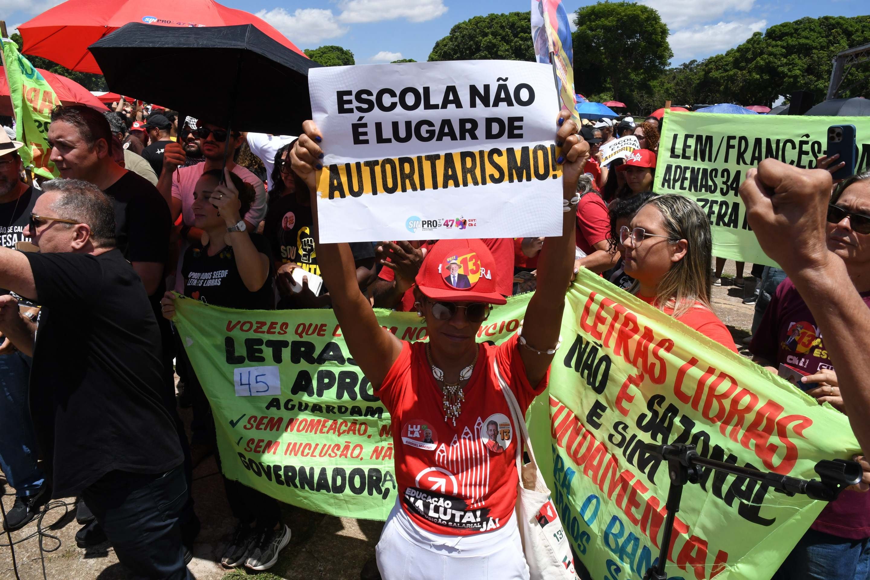 Professores do DF protestam e cobram melhores condições nas escolas