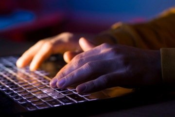 A linguagem de programação PHP, acrônimo de Hypertext Preprocessor, é uma das mais utilizadas em sites - (crédito: Getty Images) A linguagem de programação PHP, acrônimo de Hypertext Preprocessor, é uma das mais utilizadas em sites - (crédito: Getty Images)