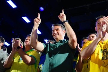 FlÃ¡vio Bolsonaro (PL-RJ), durante ato com apoiadores em Fortaleza (CE) -  (crédito:  Charles Vieira)