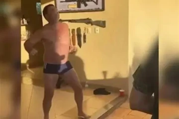 Flávio argumenta que o vídeo original foi gravado em contexto privado e descontraído entre amigos, em que ele imitou seu irmão, Jair Renan
- (crédito: Reprodução) Flávio argumenta que o vídeo original foi gravado em contexto privado e descontraído entre amigos, em que ele imitou seu irmão, Jair Renan
- (crédito: Reprodução)