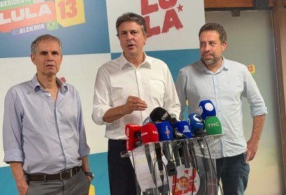Camilo Sanata, um dos coordenadores de campanha à reeleição de Lula, fala ao lado dos ministros Sidônio Palmeira, da Comunicação Social, e Guilherme Boulos, da Secretaria-Geral da Presidência -  (crédito: Raphaela Peixoto/CB) -Camilo Sanata, um dos coordenadores de campanha à reeleição de Lula, fala ao lado dos ministros Sidônio Palmeira, da Comunicação Social, e Guilherme Boulos, da Secretaria-Geral da Presidência -  (crédito: Raphaela Peixoto/CB)