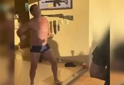 Flávio argumenta que o vídeo original foi gravado em contexto privado e descontraído entre amigos, em que ele imitou seu irmão, Jair Renan

 -  (crédito: Reprodução) -Flávio argumenta que o vídeo original foi gravado em contexto privado e descontraído entre amigos, em que ele imitou seu irmão, Jair Renan

 -  (crédito: Reprodução)