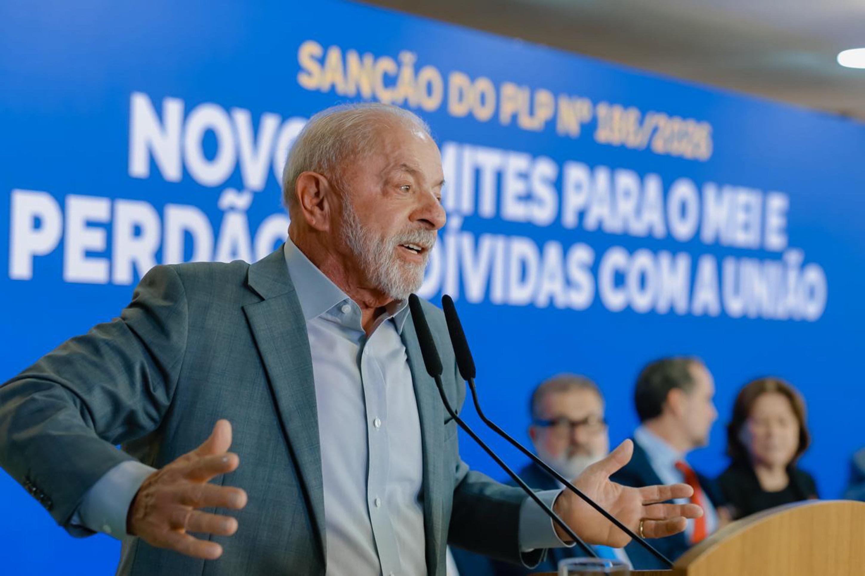Lula usa metáfora do truco ao ironizar proposta de Flávio sobre sigilos