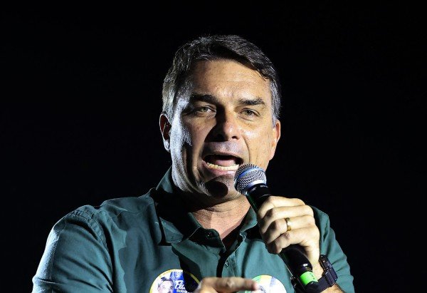 Flavio Bolsonaro em evento de campanha em 21 de outubro       -  (crédito: Miguel SCHINCARIOL / AFP)