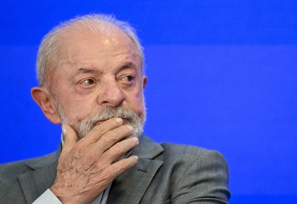  Brazil's President and presidential candidate Luiz Inacio Lula da Silva gestures during a ceremony to sign a decree establishing a zero-fare policy for urban public transportation at the Planalto Palace in Brasilia on October 21, 2026. (Photo by Evaristo Sa / AFP)
       -  (crédito:  AFP)