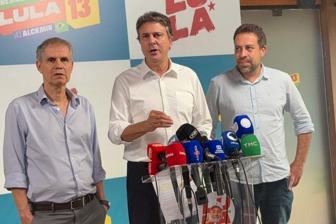 Camilo Sanata, um dos coordenadores de campanha à reeleição de Lula, fala ao lado dos ministros Sidônio Palmeira, da Comunicação Social, e Guilherme Boulos, da Secretaria-Geral da Presidência - (crédito: Raphaela Peixoto/CB) Camilo Sanata, um dos coordenadores de campanha à reeleição de Lula, fala ao lado dos ministros Sidônio Palmeira, da Comunicação Social, e Guilherme Boulos, da Secretaria-Geral da Presidência - (crédito: Raphaela Peixoto/CB)