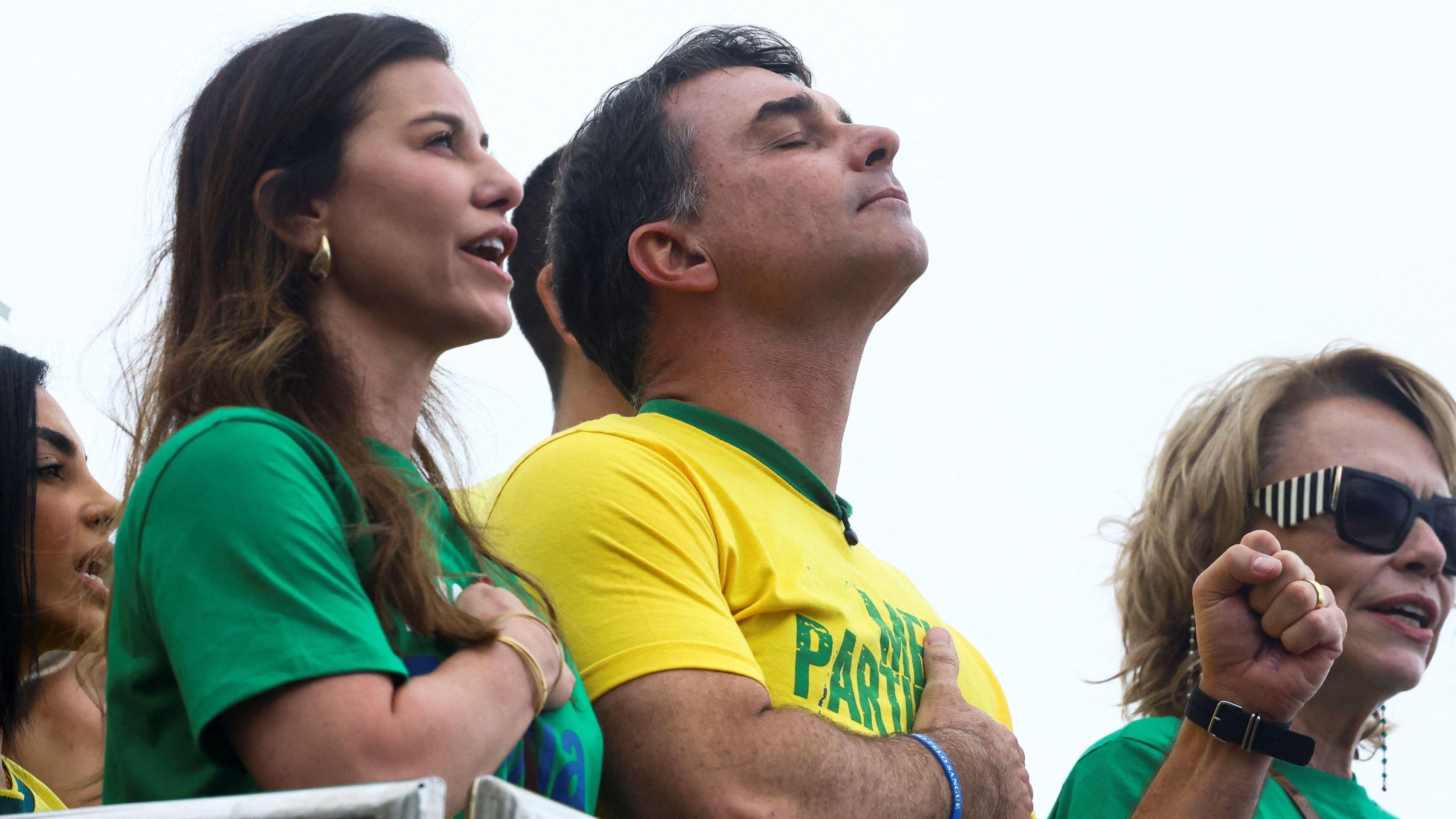 Como Fernanda Bolsonaro ganhou destaque na campanha de Flávio para tentar atrair voto feminino