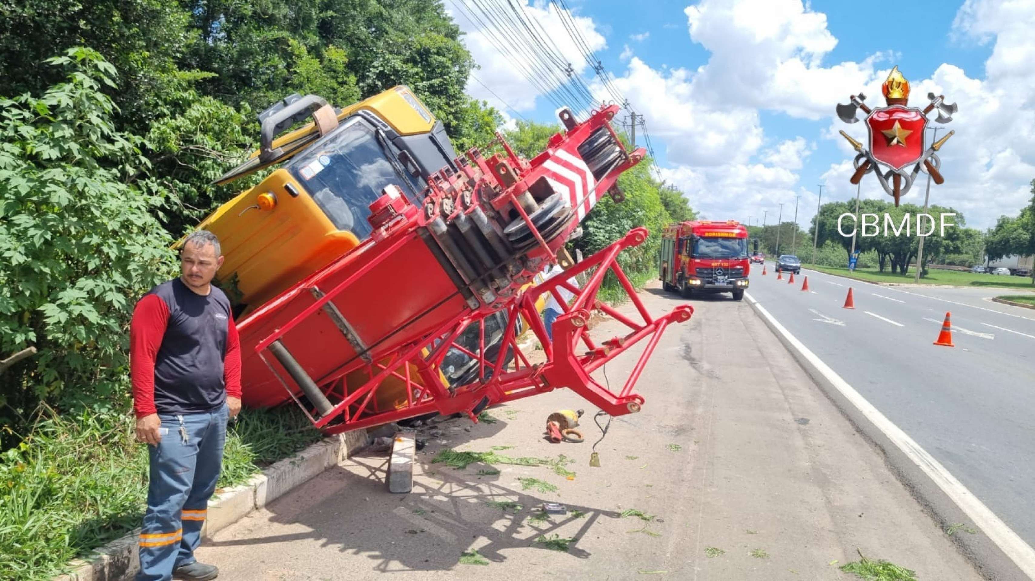 Vídeo: caminhão-guindaste tomba em canteiro de pista no Lago Norte