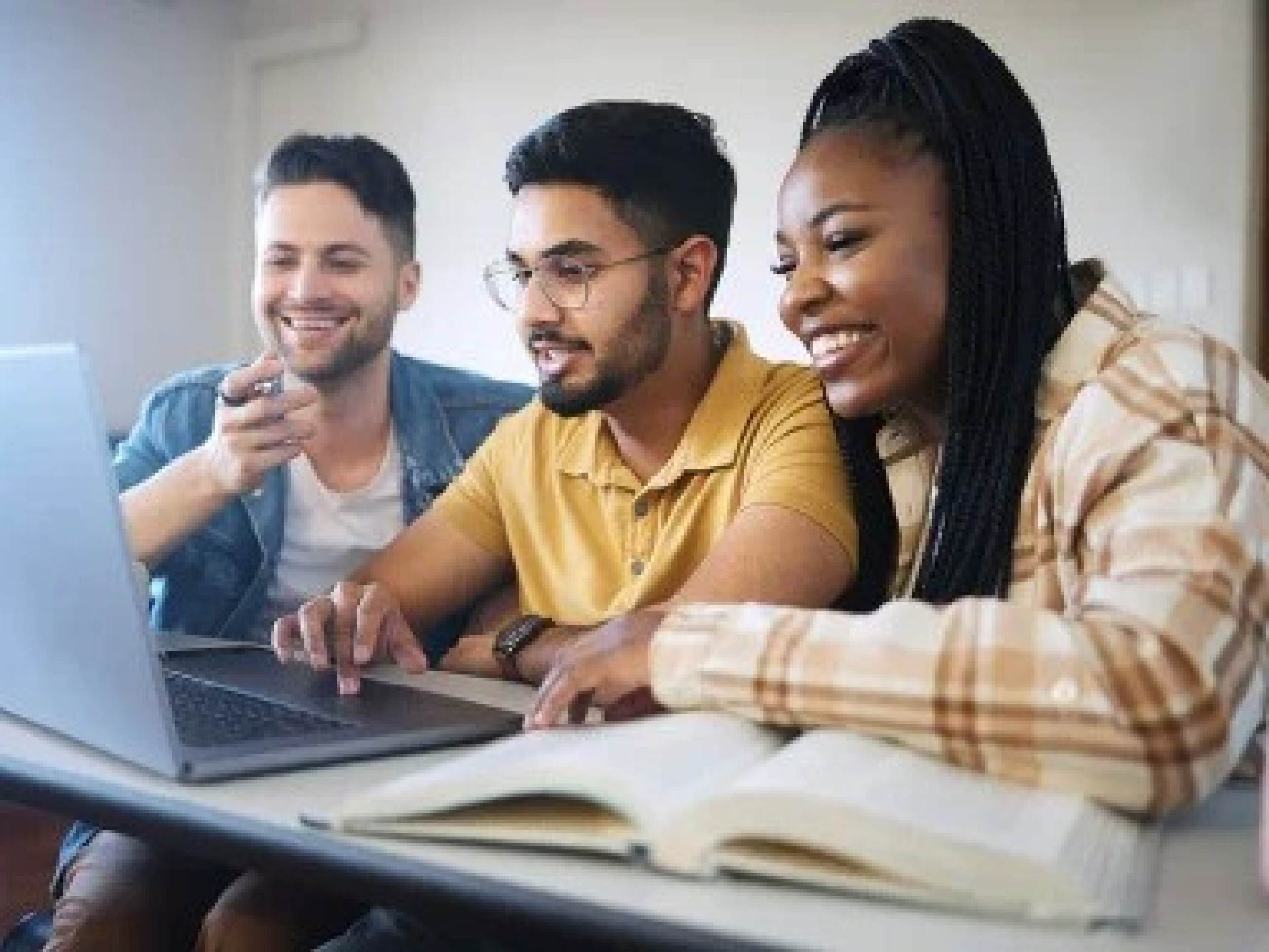 Plataforma on-line oferece cursos de IA e tecnologia de maneira gratuita 
