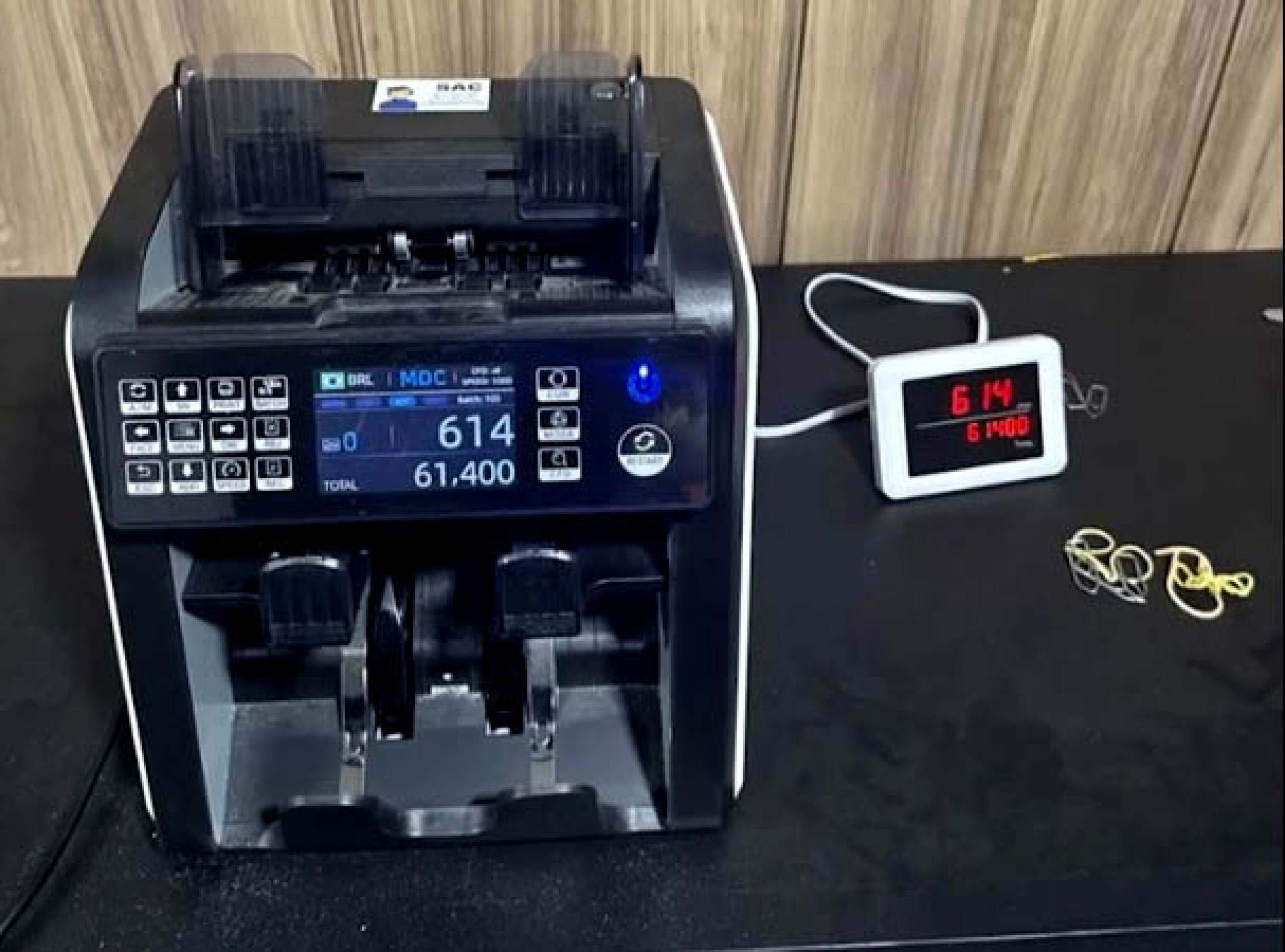 Polícia Federal diz que encontrou sala secreta em aeroporto com máquina de contar dinheiro no hangar de Willer Tomaz, amigo de Flávio -  (crédito:  Policia Federal/Divulgação)