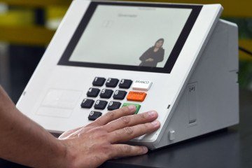 No dia do pleito, as seções eleitorais ficarão abertas das 8h às 17h, garantindo-se o atendimento a quem permanecer na fila após o horário limite - (crédito: Ed Alves CB/DA Press) No dia do pleito, as seções eleitorais ficarão abertas das 8h às 17h, garantindo-se o atendimento a quem permanecer na fila após o horário limite - (crédito: Ed Alves CB/DA Press)