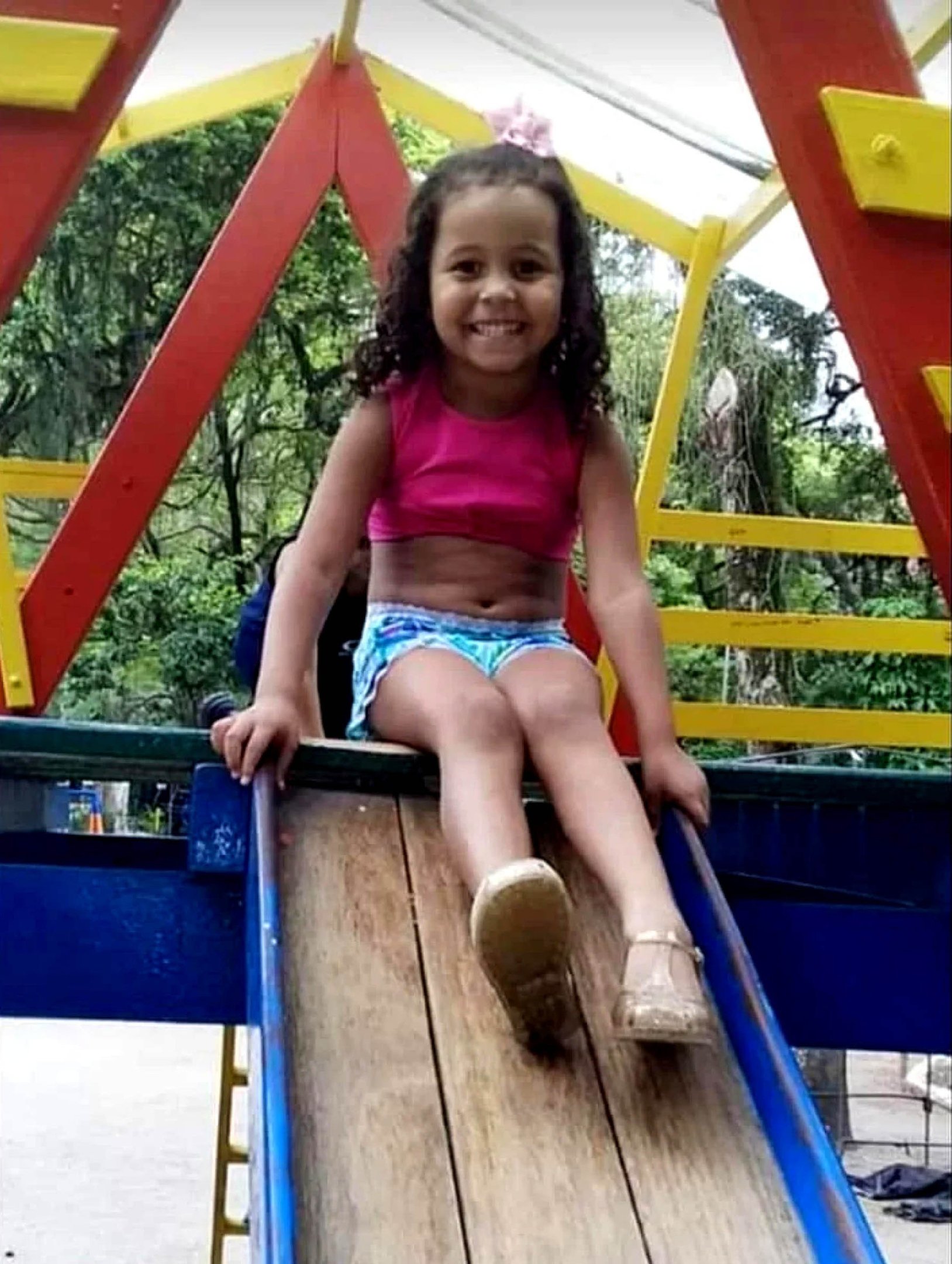 Ana Clara Gomes Machado, de 5 anos, foi morta por um tiro de fuzil de militar que foi defendido por Flávio Bolsonaro em 2024 -  (crédito:  Reprodução/Redes Sociais)