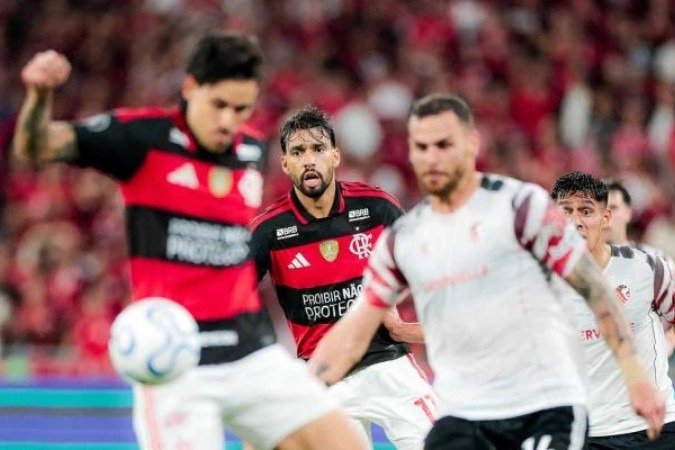 Pedro tenta dominar a bola e recebe a marcação de Pirez -  (crédito: Foto: Gilvan de Souza / Flamengo)