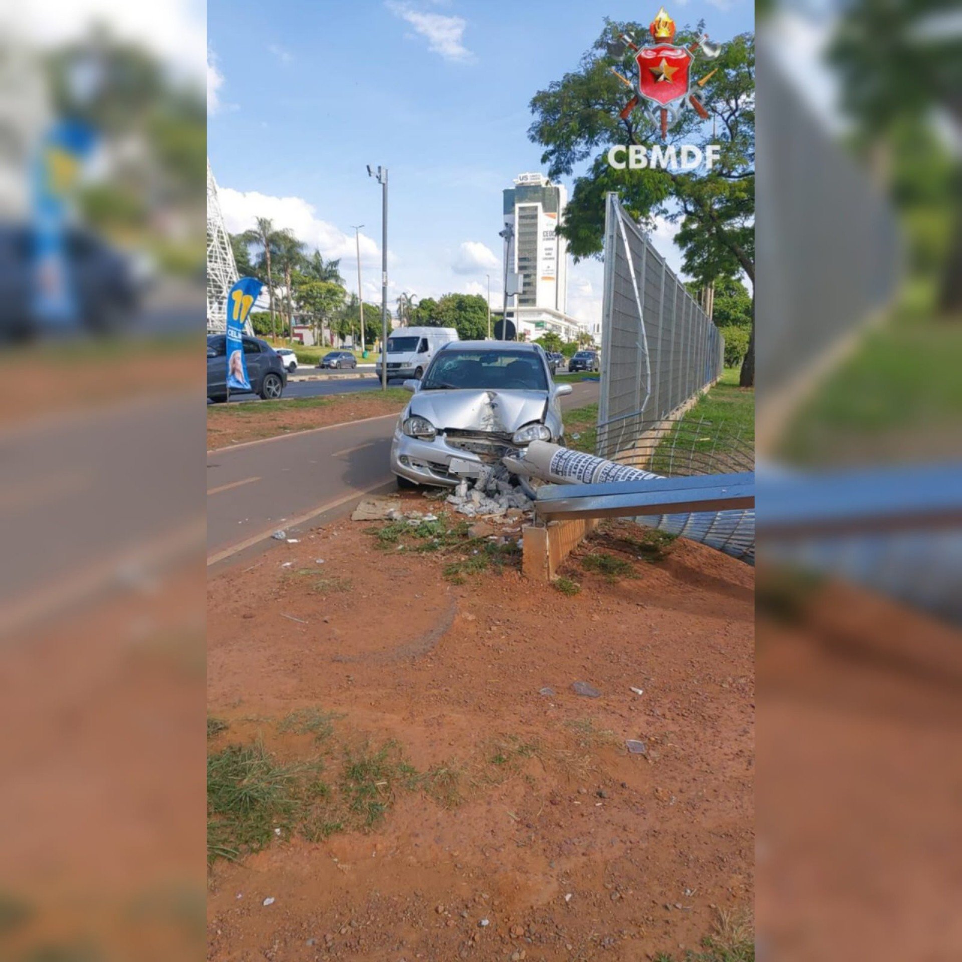 Carro bate em poste no Pistão Sul e fere duas pessoas