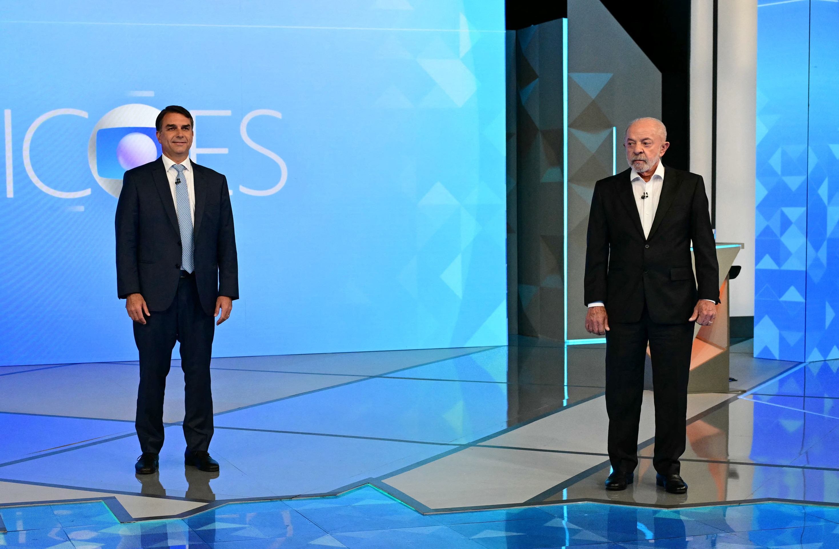 Lula e Flávio durante debate na Globo nesta sexta-feira (23/10) -  (crédito:  AFP)