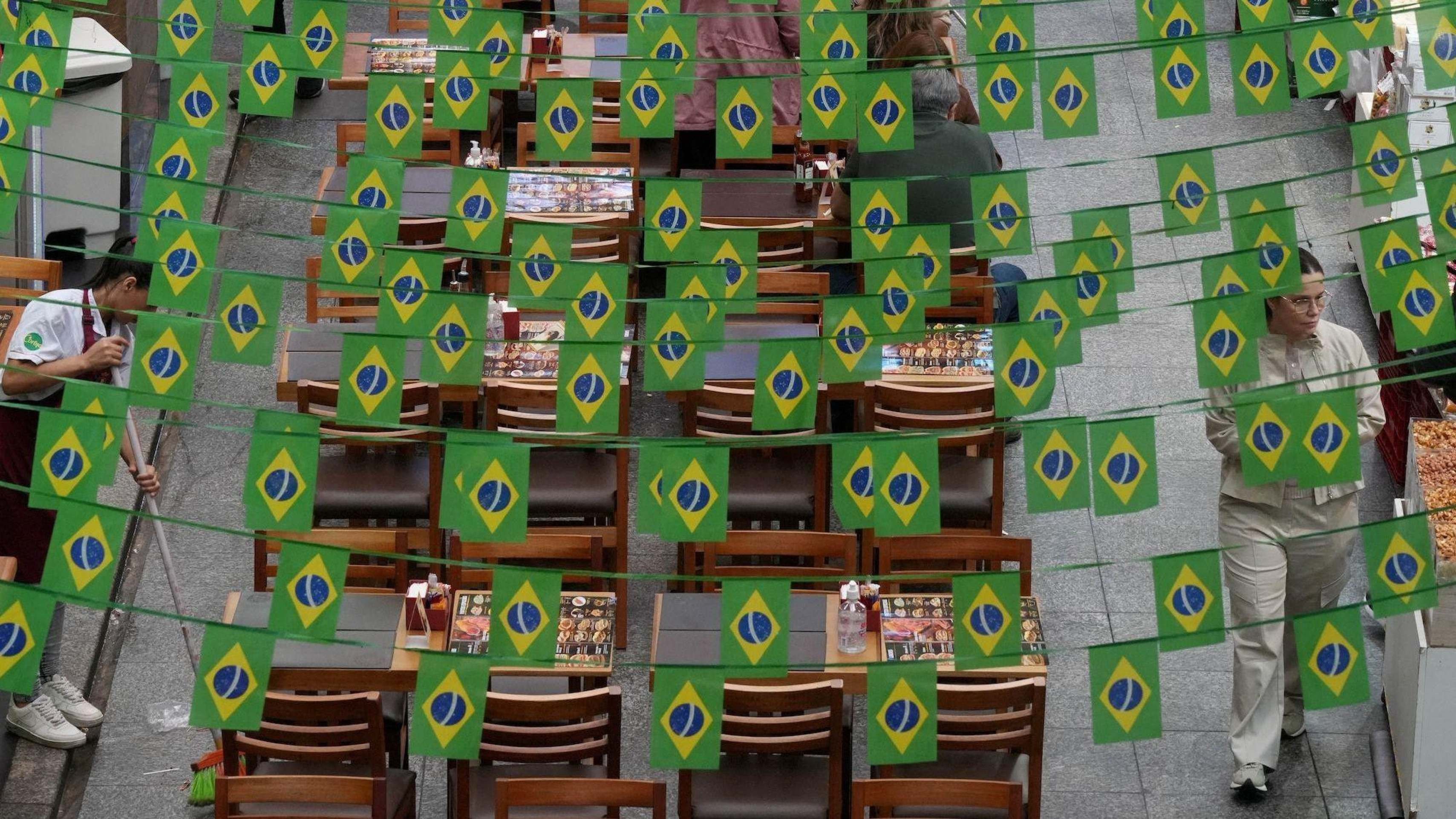 Nem Lula, nem Flávio Bolsonaro 'têm estômago' para reforma que Brasil precisa, diz Economist