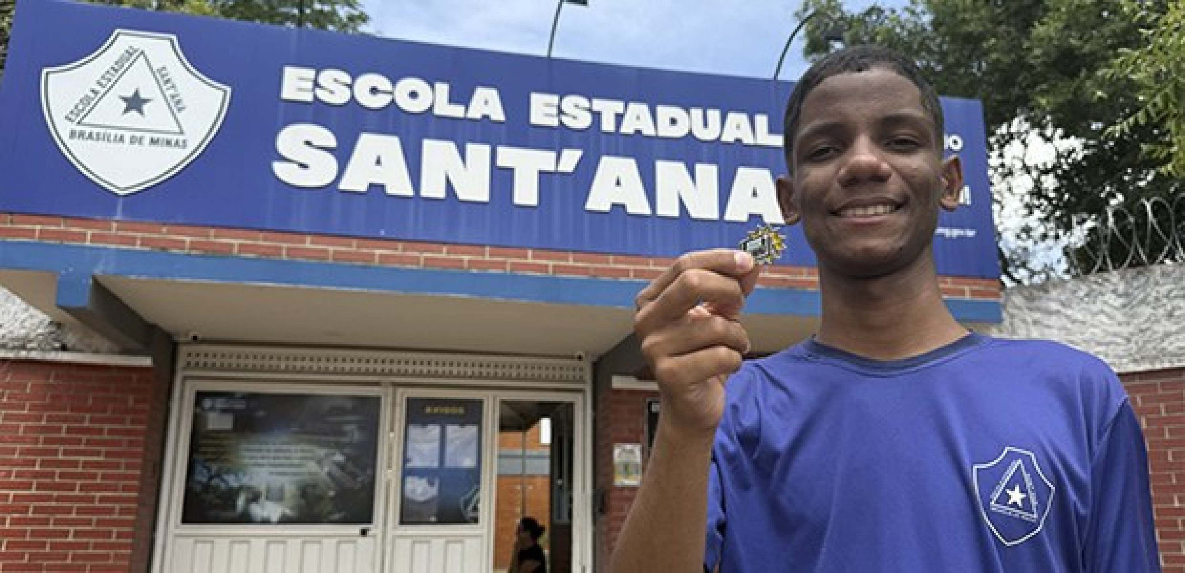 Estudante recebe broche de Nunes Marques e elogia urna eletrônica