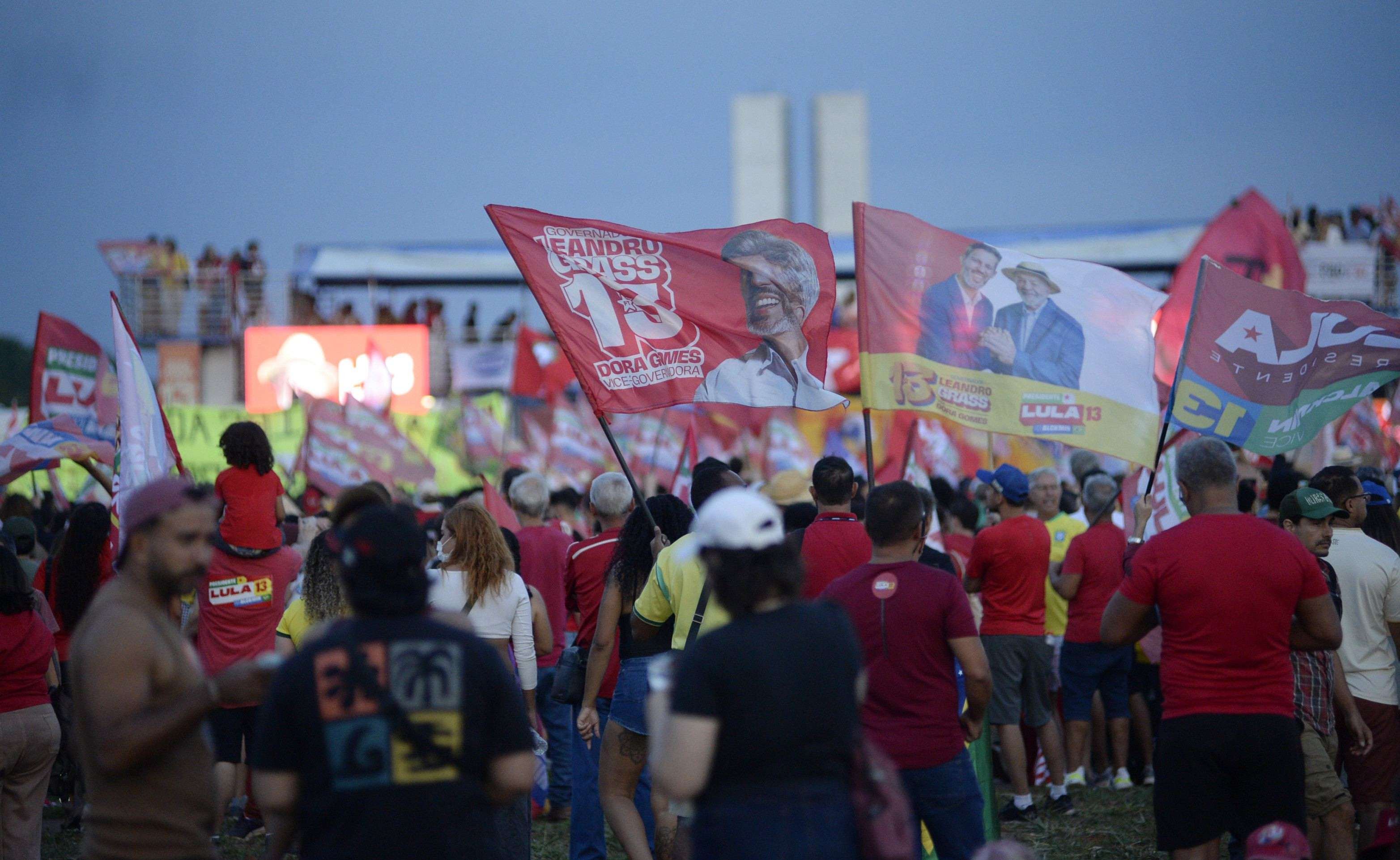 Eleitores foram para a rua com bandeiras e adesivos