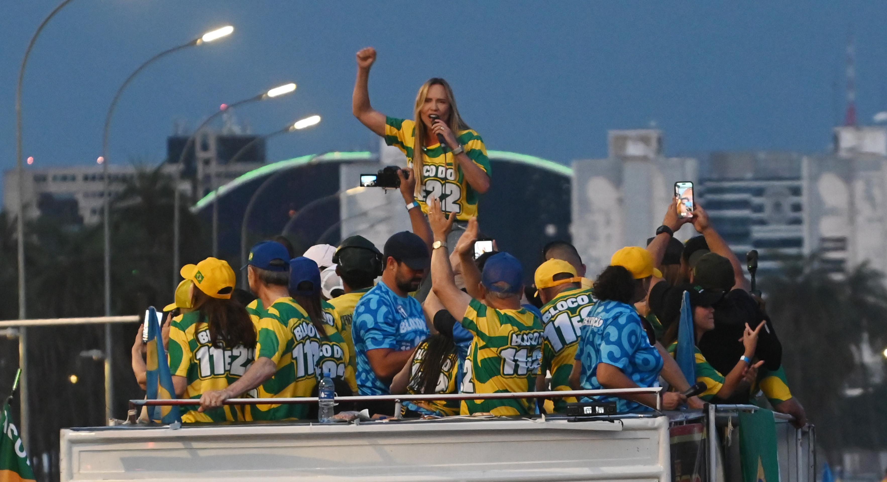 Celina Le&atilde;o anima a manifesta&ccedil;&atilde;o entre a Torre  de TV e o Pal&aacute;cio do Buriti