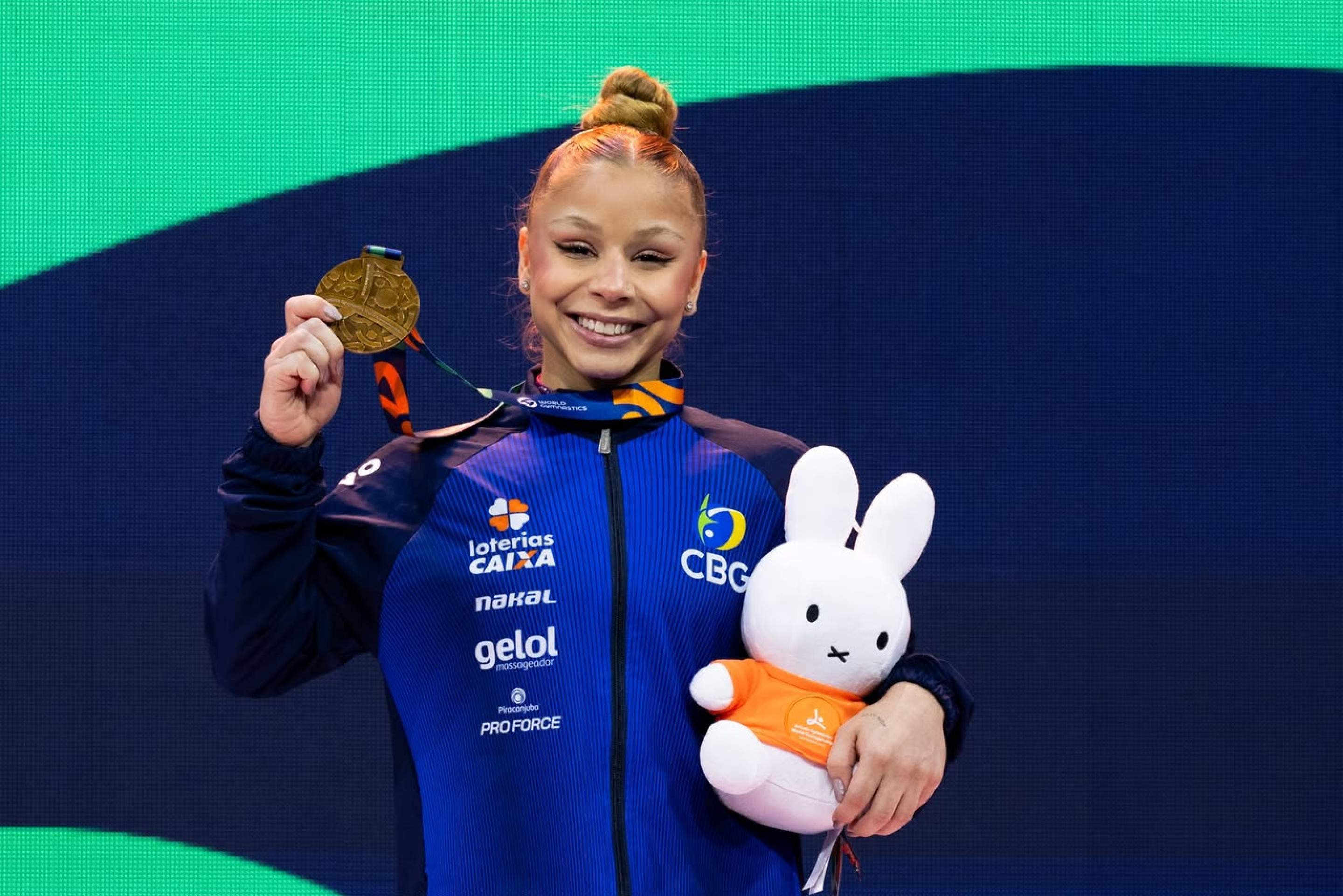 Fl&aacute;via Saraiva exibe a medalha de bronze no Mundial da Holanda