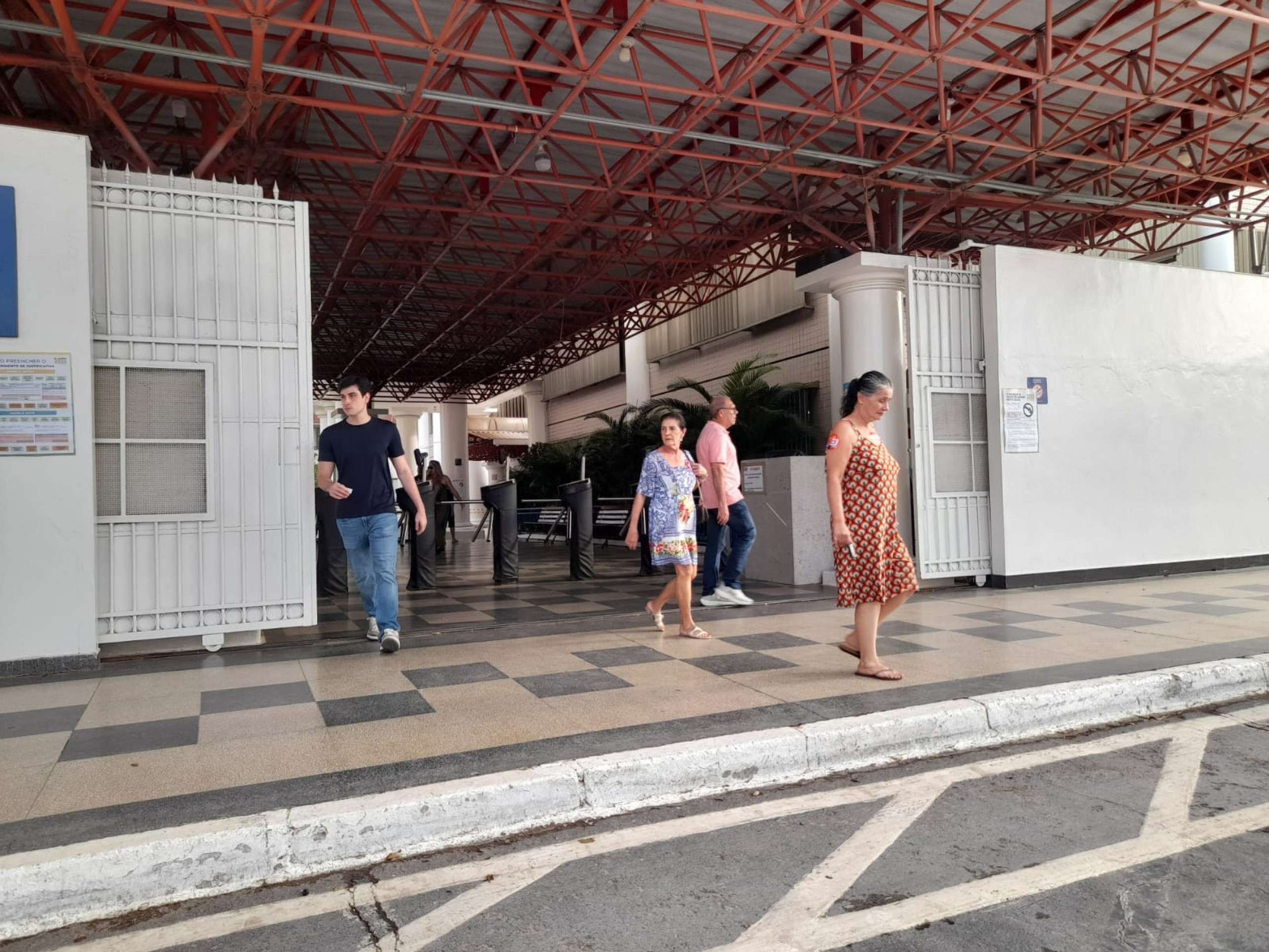 Reta final da votação no DF tem clima tranquilo em colégio da Asa Norte