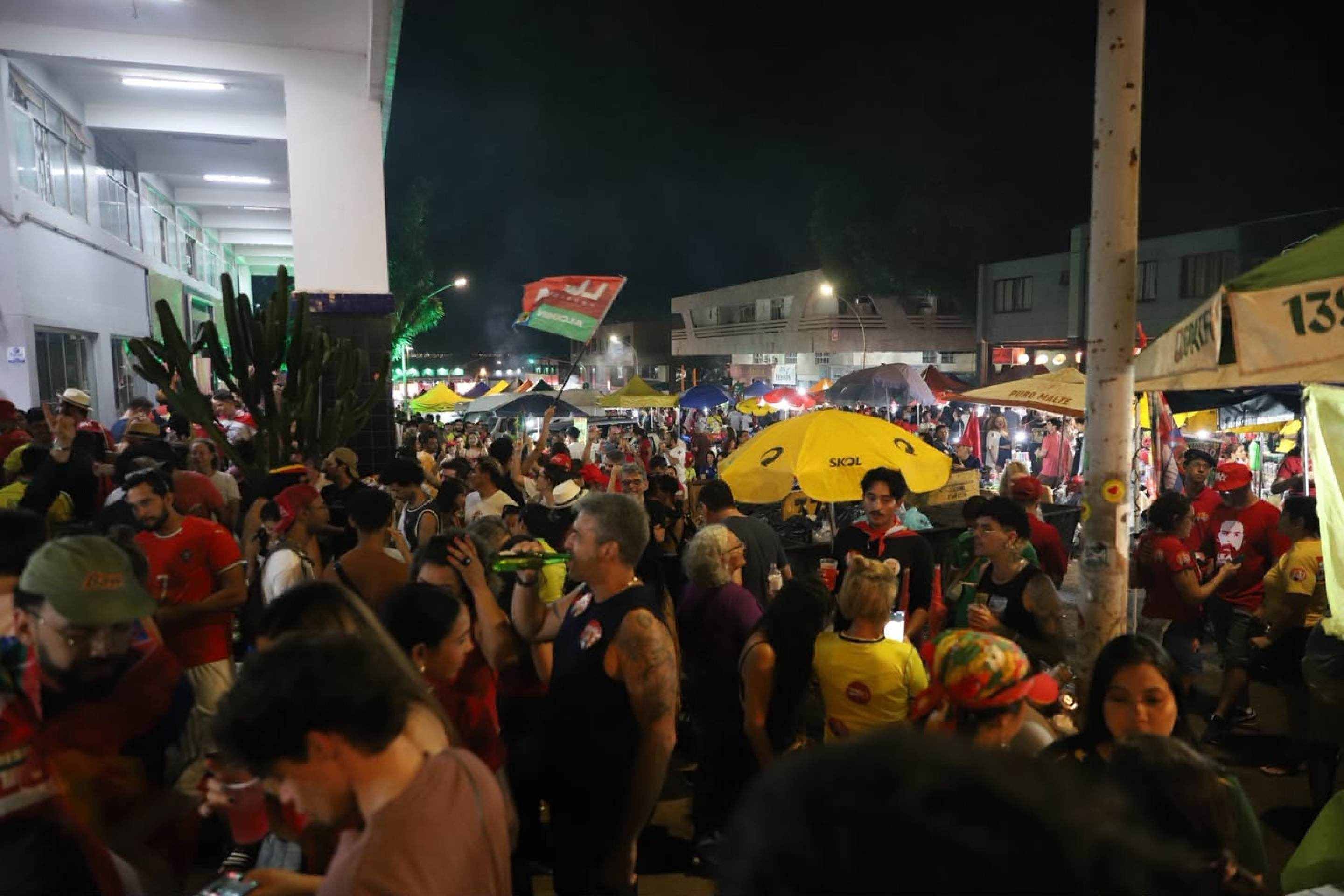 Apuração começa e 405 Norte reúne apoiadores de Lula em clima de carnaval