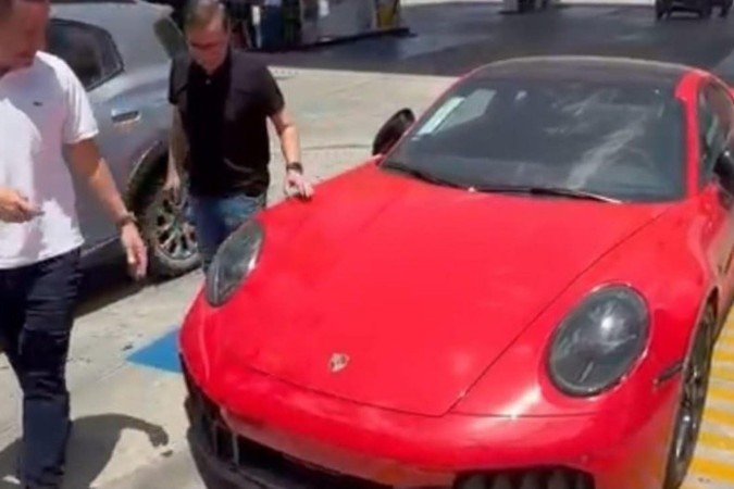 Eleitor de Lula ganha Porsche de R$ 1,5 milhão após aposta nas eleições.
- (crédito: Reprodução/Redes ) Eleitor de Lula ganha Porsche de R$ 1,5 milhão após aposta nas eleições.
- (crédito: Reprodução/Redes )