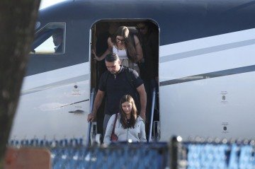Flávio Bolsonaro desembarca de uma aeronave após chegar ao Aeroporto Executivo de Opa-Locka, em Miami, Flórida, no dia 28 de outubro de 2026   -  (crédito: RICARDO ARDUENGO / AFP)